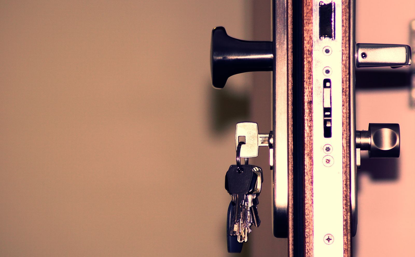 Serrure de porte d'entrée avec les clés encore engagées